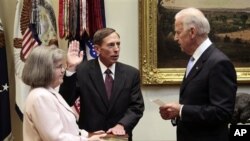 彼得雷乌斯2011年9月6日在拜登副总统的主持下宣誓就任中情局局长。站在一旁手捧圣经的是他的妻子。