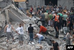 Palestinci pretražuju ruševine u potrazi za preživelima na jugu Pojasa Gaze, oktobar 2023. (foto: MOHAMMED ABED / AFP)