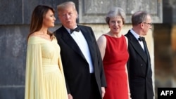 美国总统川普和第一夫人梅拉尼娅·川普，英国首相特蕾莎·梅和她的丈夫菲利普·梅在伦敦的欢迎仪式中（2018年7月12日）