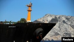 Kapal tanker Iran Adrian Darya 1 sebelum diganti namanya menjadi Grace 1, sedang berlabuh setelah Mahkamah Agung wilayah Inggris itu mencabut perintah penahanan, di Selat Gibraltar, Spanyol, Minggu,18 Agustus 2019. (Foto: Reuters) 