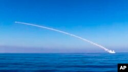 Misil yang diluncurkan dari kapal selam Krasnodar Rusia menyasar militan ISIS di kota Palmyra (31/5).