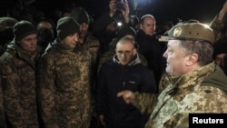 Ukrainian President Petro Poroshenko (R) speaks with recently exchanged prisoners of war (POWs) from the Ukrainian armed forces during a meeting in Donetsk region, Ukraine December 27, 2017. (Mikhail Palinchak/Ukrainian Presidential Press Service/Handout)