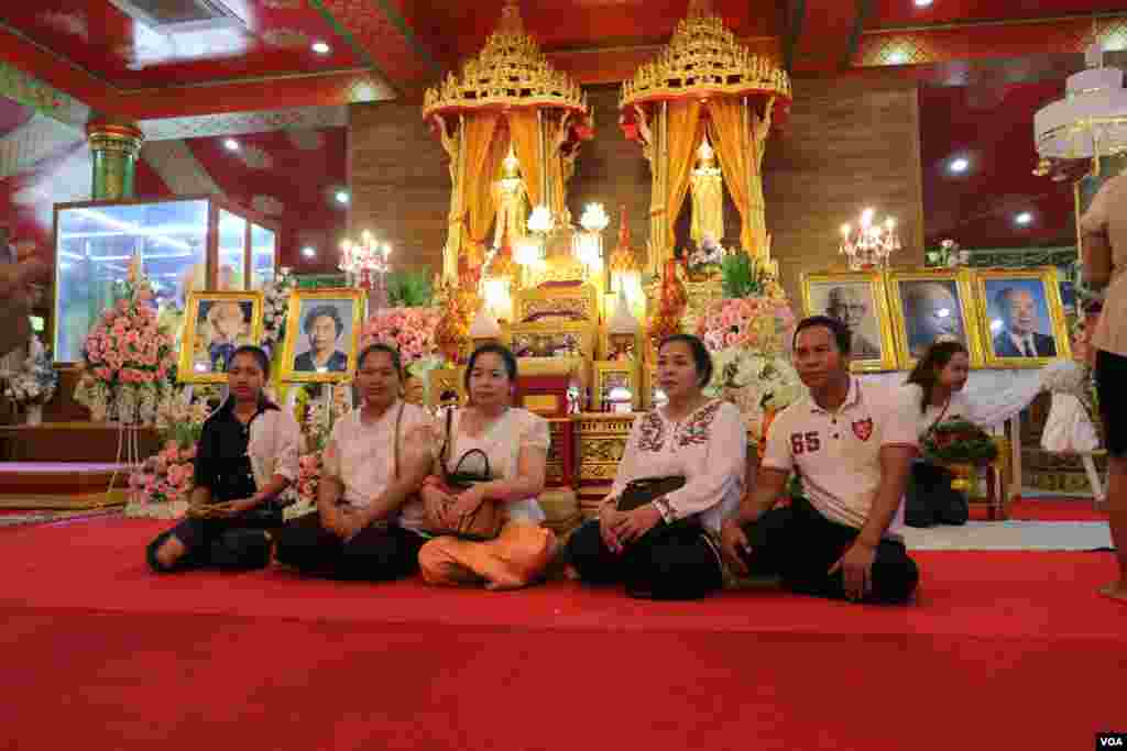 ពលរដ្ឋ​ខ្មែរ​ដែល​ភាគ​ច្រើន​ជា​ពលករ​ចំណាក​ស្រុក​ដែល​កំពុង​ធ្វើ​ការ​នៅ​ប្រទេស​ថៃ នាំគ្នា​ប្រារព្ធ​ពិធី​បុណ្យ​ភ្ជុំបិណ្ឌ នៅ​វត្ត​ស៊ីសុដារ៉ាម ក្នុង​ទីក្រុង​បាងកក នៅ​ថ្ងៃទី​២២​ ខែ​កញ្ញា ឆ្នាំ​២០១៩។ (កាន់ វិច្ឆិកា/VOA)