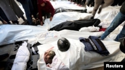 Para pelayat menghadiri pemakaman jurnalis Palestina Adel Zourob yang tewas terbunuh dalam serangan udara Israel di Rafah, pada 19 Desember 2023. (Foto: Reuters/Ibraheem Abu Mustafa)