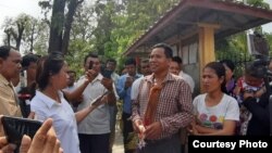 លោកសម វង្សតារ៉ា អតីតចៅសង្កាត់រងទី២ សង្កាត់អូរម៉ាល់ ចាកចេញពីសាលាដំបូងខេត្តបាត់ដំបង កាលពីថ្ងៃទី៨ ខែឧសភា ឆ្នាំ២០១៩។ (ផ្តល់ដោយអង្គការលីកាដូប្រចាំខេត្តបាត់ដំបង)