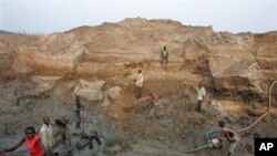 Explotation artisanale de diamants à Mbuji Mayi, en RDC