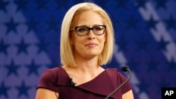 Calon senator Demokrata Kyrsten Sinema saat tampil dalam debat di TV melawan Martha McSally dari Republik, 15 Oktober 2018.