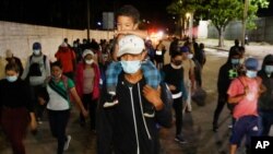 30일 새벽 온두라스 산페드로술라에서 미국을 향해 걷기 시작한 사람들.