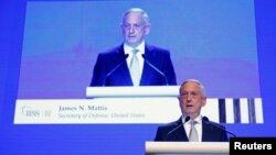 Menteri Pertahanan AS, Jim Mattis, berbicara di forum IISS Shangri-la Dialogue di Singapura, 2 Juni 2018 (foto: REUTERS/Edgar Su)