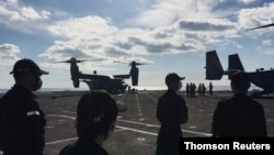 지난해 10월 일본 남부 해양에서 실시된 '킨 소드' 미일연합훈련에 참가한 미 해병대 소속 MV-22 항공기가 일본 해상자위대 카가 호위함에 내렸다.