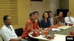 Romo Benny Soesetyo (kedua dari kiri) dan aktivis HAM Usman Hamid (ketiga dari kiri), serta tokoh masyarakat lain memberi dukungan pada KPK. (Foto: VOA)