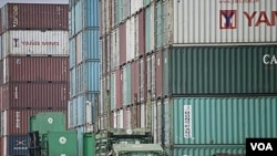 Produk-produk ekspor Tiongkok siap dikapalkan di pelabuhan Shanghai (foto: dok). Menurut survei, kekuatan ekonomi Tiongkok meresahkan sebagian besar warga Amerika. 