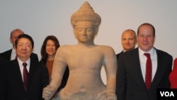 រូប​ឯកសារ៖ លោក​ឧបនាយករដ្ឋមន្ត្រី ​សុខ អាន (ឆ្វេង) ពេល​នៅ​មាន​ជីវិត ថត​រូប​ជាមួយ​នឹង​លោក ​ម៉ាក ផតធឺ (Mark Porter) និងប្រតិភូ​ខ្មែរ​ក្រោយ​ពេល​ទទួល​រូប​ចម្លាក់​ពលរាម (Balarama) កាលពីថ្ងៃពុធ​ទី​៧ ខែ​ឧសភា​ឆ្នាំ​ ២០១៤ នៅ សារៈមន្ទីរ Christie's នៅ​ទី​ក្រុង​ញូវយ៉ក សហរដ្ឋ​អាមេរិក។ (ម៉ែន គឹមសេង/វីអូអេ) 