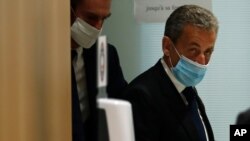 L'ancien président français Nicolas Sarkozy quitte la salle d'audience à Paris, lundi 1er mars 2021. 