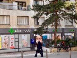 French pharmacies like this one are now able to offer some coronavirus shots. (Lisa Bryant/VOA)