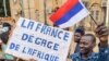 Pengunjuk rasa membawa plakat anti-Prancis saat demonstrasi pada hari kemerdekaan di Niamey pada 3 Agustus 2023. (Foto: AFP)