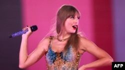 Taylor Swift tampil dalam konser "Eras Tour" di Sofi stadium, Inglewood, California, 7 Agustus 2023. 