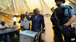 Le Premier ministre Thomas Thabane dépose son vote à Maseru, Lesotho, le 28 février 2015. 