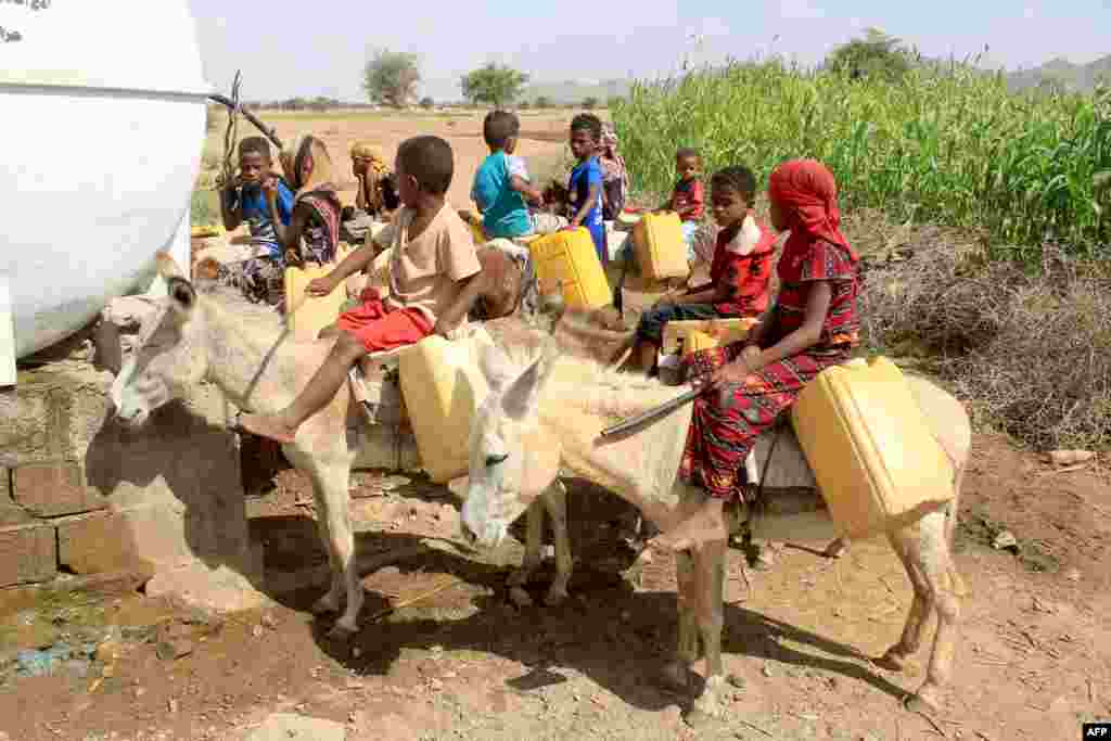 همزمان با گرمای شدید در یمن، مردم در اکثر بخش&zwnj;های آن کشور با کمبود شدید آب آشامیدنی نیز روبرو اند. &nbsp;