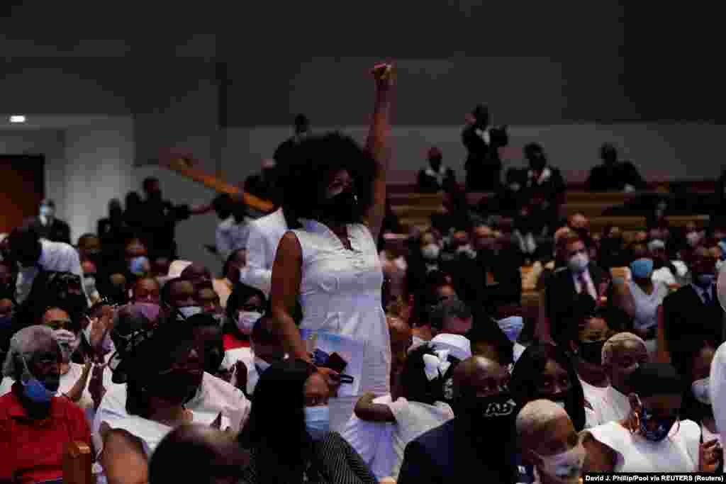 សាច់ញាតិ និងភ្ញៀវកិត្តិយស បានចូលរួមពិធីបុណ្យសពលោក George Floyd នៅព្រះវិហារ Fountain of Praise នៅទីក្រុង Houston រដ្ឋ Texas ថ្ងៃទី៩ ខែមិថុនា ឆ្នាំ២០២០។&nbsp; &nbsp;