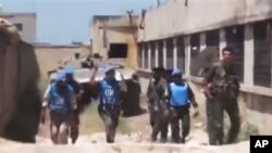 Tim pemantau PBB di saat melakukan misi di Suriah (foto: dok). Pemantau PBB memasuki kota al-Haffeh yang hancur akibat gempuran pasukan Suriah, Kamis (14/6).