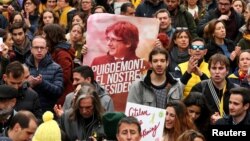 Kaum separatis Catalonia menuntut pembebasan para pemimpin mereka dalam aksi di Barcelona. 