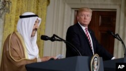 Presiden Donald Trump mendengarkan pemimpin Kuwait Sheikh Sabah Al-Ahmad Al-Jaber Al-Sabah berbicara dalam jumpa pers di Gedung Putih di Washington, 7 September 2017.
