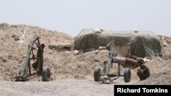 Anggota pasukan Pembebasan Dekorasi Suriah bersiap meluncurkan mortar ke arah pejuang ISIS di sebelah utara wilayah Raqqa, Suriah, 27 Mei 2016 (Foto: dok) 