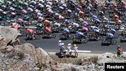 Para pebalap sepeda dalam etape ketujuh Tour de France dari Montpellier ke Albi (5/7). (Reuters/Eric Gaillard)