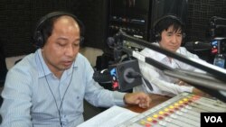 Cambodian NGO leaders Mr. Puthea Hang, Director of NICFEC and Mr. Koul Panha, Director of COMFREL talk about the process of election reform and the different proposals of political parties on VOA Khmer's Hello VOA radio call-in show, Thursday, October 30, 2014. 