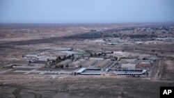 រូបឯកសារ៖ រូបថត​​ពី​លើ​អាកាស​​កាល​ពី​ថ្ងៃទី២៩ ខែធ្នូ ឆ្នាំ២០២០​នេះ ត្រូវ​បាន​ថត​ពី​លើ​ឧទ្ធម្ភាគចក្រ​​​មួយ​គ្រឿង​ ដែល​បង្ហាញ​ពី​មូលដ្ឋាន​ទ័ព​អាកាស Ain al-Asad នៅ​អ៊ីរ៉ាក់។ 