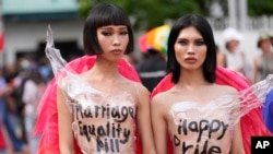 ผู้เข้าร่วมงานไพรด์ พาเหรด กิจกรรมรณรงค์ความหลากหลายเท่าเทียมทางเพศ ที่กรุงเทพมหานคร วันที่ 1 มิถุนายน 2567 (ที่มา: AP)