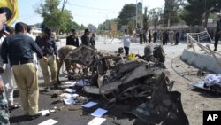 Petugas polisi Pakistan memeriksa lokasi sebuah ledakan di Quetta, Pakistan, Jumat, 23 Juni 2017. Sebuah bom yang kuat meledak di dekat kantor kepala polisi provinsi di Pakistan barat daya, menyebabkan korban jiwa, kata polisi. (AP Photo / Arshad Butt).