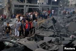 Falastinliklar G'azodagi vayronalarni ko'zdan kechirmoqda, 9-oktabr, 2023