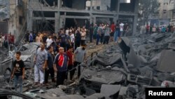 Palestinci posmatraju oštećenja nakon izraelskih udara, nakon napada Hamasa na Izrael, u izbjegličkom kampu Bič, grad Gaza, 9. oktobra 2023.