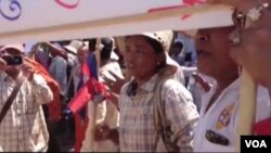 រូបថត​​​ពី​​វីដេអូ​​នៃ​ការតវ៉ា​​របស់​​ពលរដ្ឋ​​មក​​ពី​​ខេត្តក្រចេះ​តវ៉ា​នៅ​ រាជធានី​ភ្នំពេញ​សុំ​អន្តរាគមន៍​ពី​សភា​និង​លោក​នាយក​រដ្ឋមន្ត្រី​ហ៊ុន សែន ប៉ុន្តែ​រង​ការបង្ក្រាប នៅ​ថ្ងៃ​ទី ១៨ ខែសីហា ឆ្នាំ២០១៤។ 