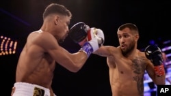 Бій українського боксера Василя Ломаченка проти американця Джемейна Ортіса, Нью-Йорк, 30 жовтня 2022. (AP Foto/Adam Hunger)