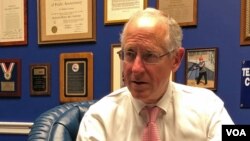 마이크 코너웨이 미 공화당 하원의원이 집무실에서 VOA와 인터뷰하고 있다.