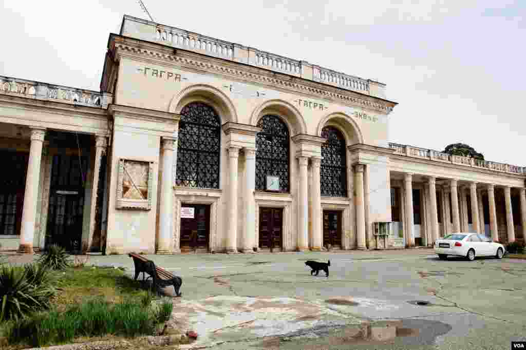 Gagra train station was built to welcome Soviet leader Joseph Stalin who vacationed at a villa on the shores of Lake Ritsa, high in the Caucasus Mountains. (V. Undritz/VOA)
