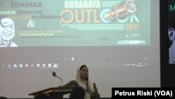 Alissa Wahid, Koordinator Jaringan Gusdurian Indonesia, memaparkan hasil survey terkait intoleransi dan radikalisme di Indonesia, di kampus FISIP Universitas Airlangga Surabaya, Senin 16 Januari 2017 (Foto: VOA/Petrus Riski).
