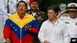 Venezuela's President Hugo Chavez, left, gestures next to Colombia's President Juan Manuel Santos during a welcoming ceremony at the 'hacienda' Quinta de San Pedro Alejandrino in Santa Marta, Colombia, 10 Aug 2010