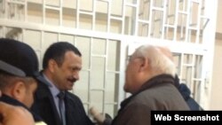 Müsavat başqanının müavini Tofiq Yaqublu partiya sədri İsa Qəmbərlə (Foto Arif Hacılının Facebook səhifəsindən götürülüb)