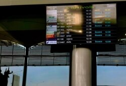 តារាង​បង្ហាញ​ជើង​យន្តហោះ​នៅ​ស្ថានីយ៍ដំណើរមកដល់នៅអាកាសយានដ្ឋានអន្តរជាតិភ្នំពេញ នៅរាជធានីភ្នំពេញ ថ្ងៃទី ២៤ ខែមករា ឆ្នាំ២០២០។ (ខាន់ សុគុំមនោ/VOA)