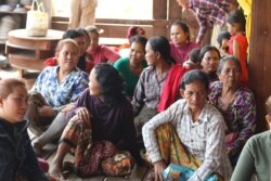 ប្រជាពលរដ្ឋរងគ្រោះនៅភូមិស្រែគរដែលជាជនជាតិដើមភាគតិចជួបប្រជុំគ្នាដើម្បីពិភាក្សាអំពីការអភិវឌ្ឍសហគមន៍ថ្មីរបស់ពួកគេ នៅខេត្តស្ទឹងត្រែង កាលពីថ្ងៃទី១២ ខែមីនា ឆ្នាំ២០២០។ (ស៊ុន ណារិន/VOA Khmer)