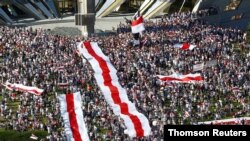 벨라루스 수도 민스크에서 수 천명의 시위대가 반정부 시위를 열고 있다. 