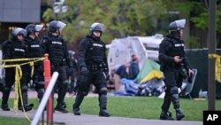 Policija u specijalnoj opremi na kampusu univerziteta MIT u Kembrdižu, Masačusetsu (Foto: AP Photo/Josh Reynolds)