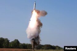 북한이 '북극성-2형' 탄도미사일을 시험발사하는 장면을 지난 22일 조선중앙통신이 공개했다.