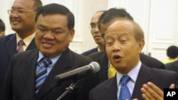 Funcinpec’s secretary-general Nhiek Bunh Chhay, left, standing along side with Prince Norodom Ranariddh, file photo. 