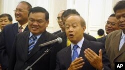 Funcinpec’s secretary-general Nhiek Bunh Chhay, left, standing along side with Prince Norodom Ranariddh, file photo. 