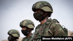 Ba soda ba Mampinga ma Rwand(FDR) batindami Mozambique. ma libanda lya mpoe ya Kanombe, Kigali, Rwanda, le 10 juillet 2021.